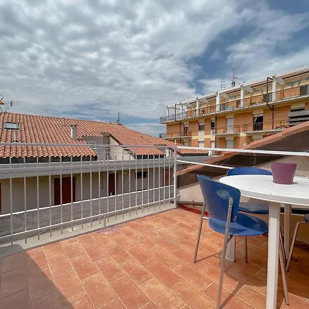 Accogliente Mansarda Con Terrazzo Esclusivo * Чивитанова-Марке