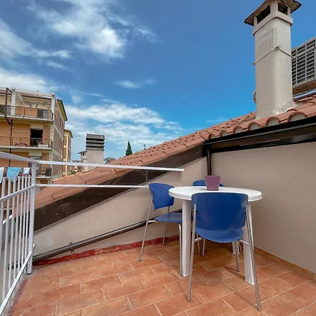Апартаменты Accogliente Mansarda Con Terrazzo Esclusivo *